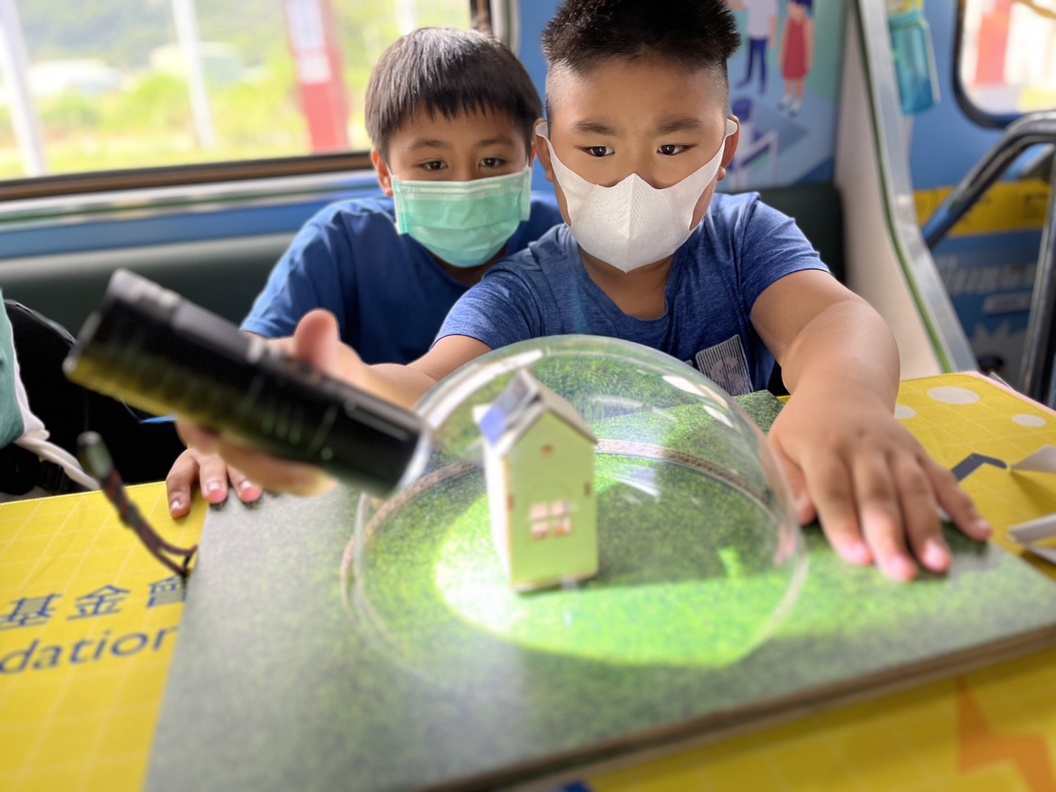 PA视讯參與基礎科學主題車廂，以STEAM教學精神，設計「逐日科學家」、「太陽能工程師」以及「淨零建築師」三大能源科普課程和實驗